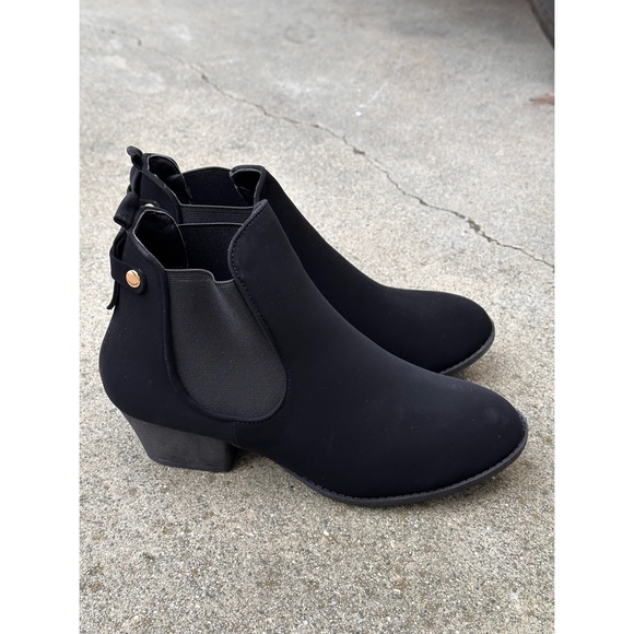 Last one! Top Moda size 8 Low Heel Chelsea Ankle Black Booties - Picture 2 of 4